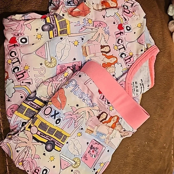 Showstoppers So Fetch Mean Girls Short Sleeve/Shorts Pajamas - Picture 2 of 2